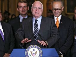 John McCain (c) ofrece una rueda de prensa luego de la aprobación de la reforma en el Senado. AFP /