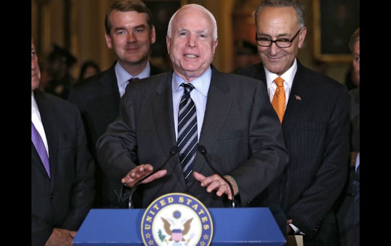 John McCain (c) ofrece una rueda de prensa luego de la aprobación de la reforma en el Senado. AFP /