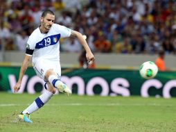 A Bonucci le tocó lanzar el séptimo tiro de Italia, le pegó con gran intensidad pero el balón fue por arriba de la portería de Casillas EFE /