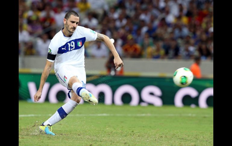 A Bonucci le tocó lanzar el séptimo tiro de Italia, le pegó con gran intensidad pero el balón fue por arriba de la portería de Casillas EFE /