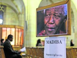 'Madiba'. Un hombre reza durante una vigilia efectuada por Nelson Mandela en la Catedral de San Jorge, en Ciudad del Cabo. AFP /