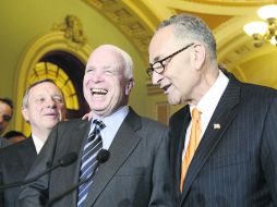 Los senadores John McCain (centro), Chuck Schumer (derecha) y Dick Durbin (izquierda) después de la votación a favor de la reforma. EFE /