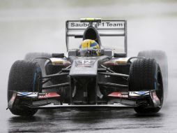 El mexicano maneja su Sauber en medio de la lluvia en Silverstone. AP /