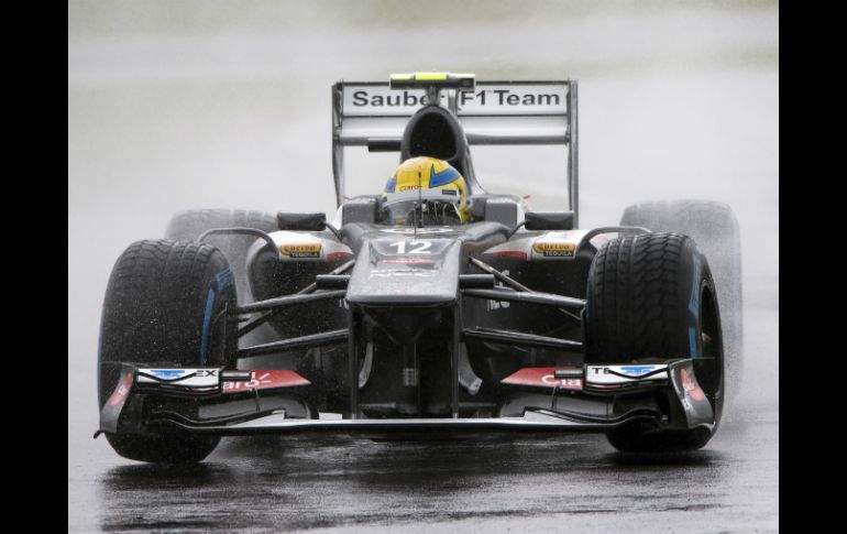 El mexicano maneja su Sauber en medio de la lluvia en Silverstone. AP /