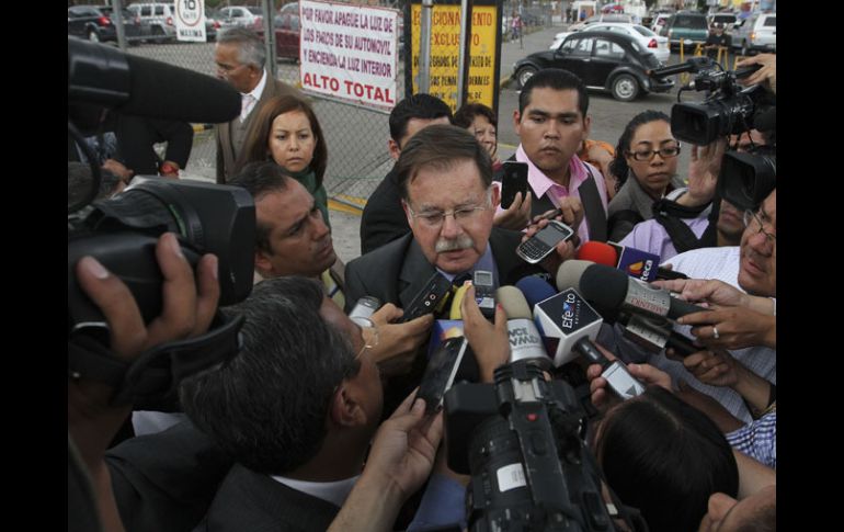 El abogado defensor del ex gobernador de Tabasco, Andrés Granier, Eduardo Luengo Creel, a su salida del Reclusorio Oriente. NTX /