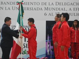 Pacheco recibe el lábaro patrio rumbo a la justa en Kazan, Rusia. ESPECIAL /