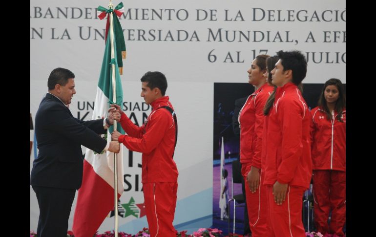 Pacheco recibe el lábaro patrio rumbo a la justa en Kazan, Rusia. ESPECIAL /