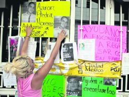 No bajan los brazos. Los familiares han colocado carteles y entregado miles de volantes en busca de sus desaparecidos. ESPECIAL /