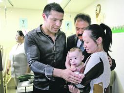 Sergio Martínez junto al niño Johua Flores y su madre Jin Sook Lee en la visita que hizo el púgil al Hospital Pediátrico Tacubaya. EFE /