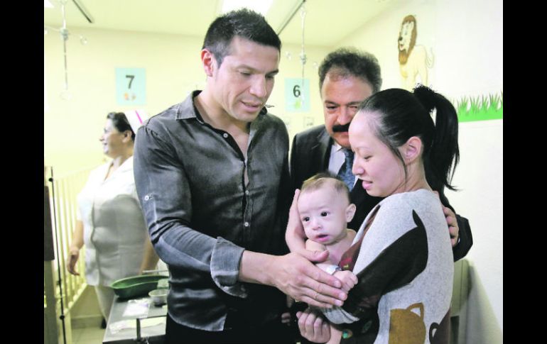 Sergio Martínez junto al niño Johua Flores y su madre Jin Sook Lee en la visita que hizo el púgil al Hospital Pediátrico Tacubaya. EFE /