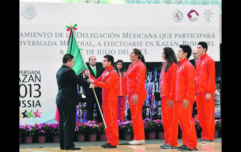 Jesús Mena, titular de la Conade, entrega la Bandera a la escolta durante la ceremonia. MEXSPORT /