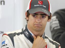 El piloto mexicano Esteban Gutiérrez, de Sauber, observa la pista antes de salir al circuito de Silverstone. AP /