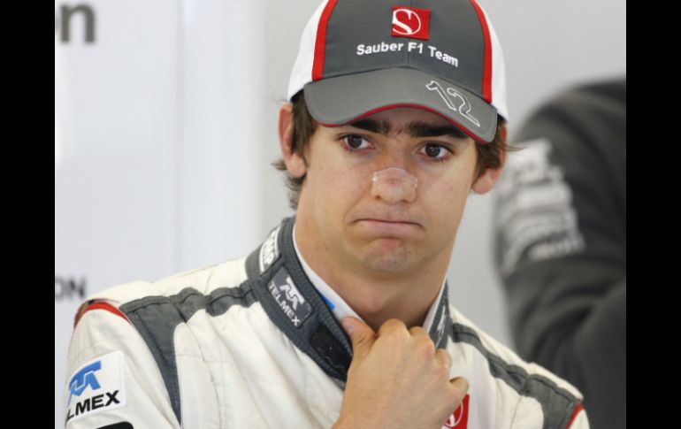 El piloto mexicano Esteban Gutiérrez, de Sauber, observa la pista antes de salir al circuito de Silverstone. AP /