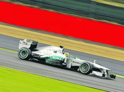 Mejora. La lluvia apareció en la primera sesión e impidió que muchos autos salieran a pista; en la segunda sesión Rosberg dominó. AP /