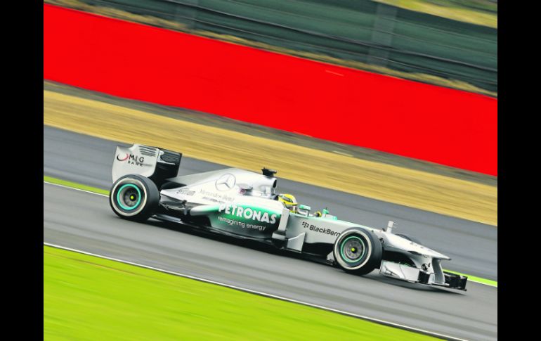 Mejora. La lluvia apareció en la primera sesión e impidió que muchos autos salieran a pista; en la segunda sesión Rosberg dominó. AP /