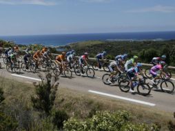 Los competidores rodean la costa del Mar Mediterráneo que terminará en Bastia como parte de la primera etapa. AP /