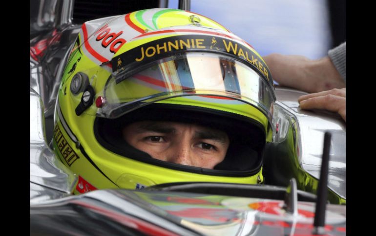 El piloto méxicano Sergio Pérez, de McLaren Mercedes, ocupa su monoplaza en la calle de garajes antes del entrenamiento. EFE /