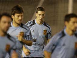 El español Fernando Torres (C) declara que el equipo va a dejar la vida en la cancha para coronarse de nuevo. AP /