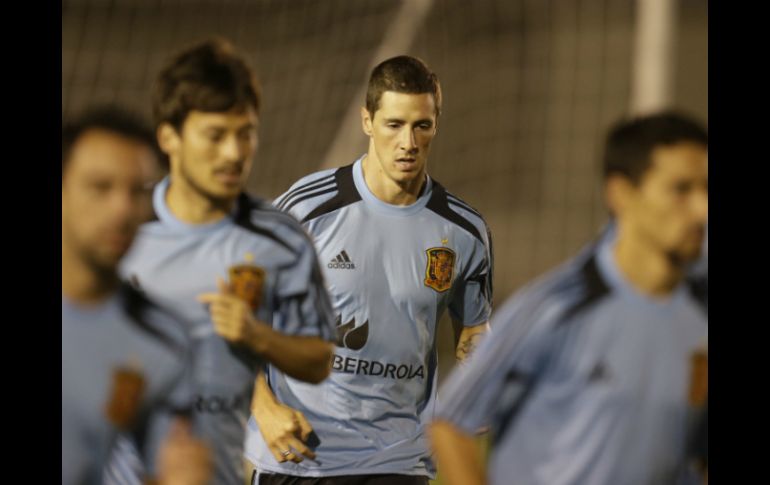 El español Fernando Torres (C) declara que el equipo va a dejar la vida en la cancha para coronarse de nuevo. AP /