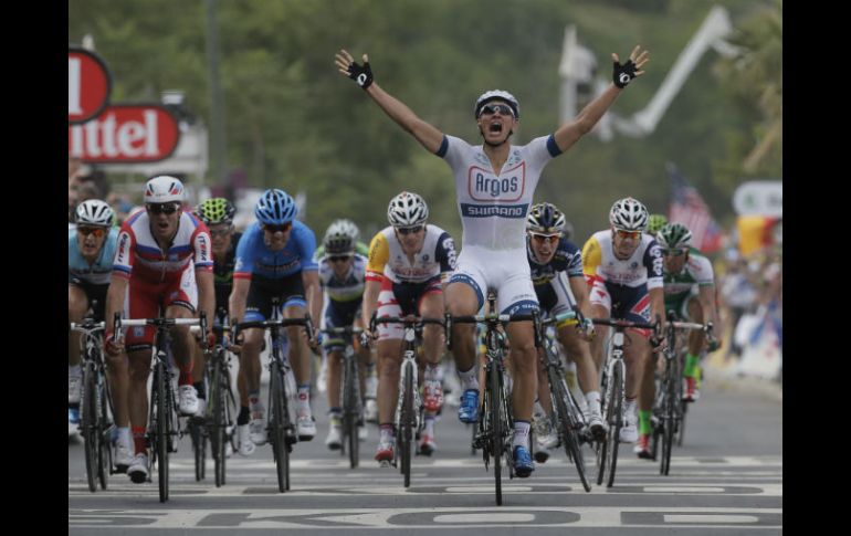 Marcel Kittel celebra su llegada a la meta en el final de la primera ronda del Tour. AP /