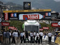 Tuvieron que desinflar los neumáticos del autobús puesto que la parte de arriba topó con el arco del portalón. AFP /