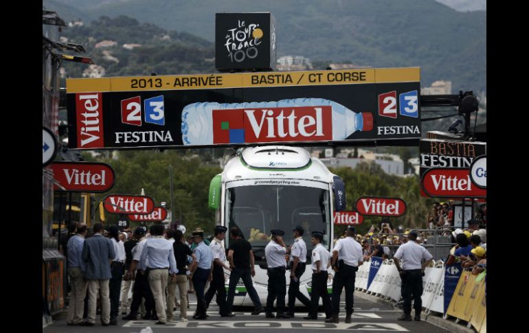 Tuvieron que desinflar los neumáticos del autobús puesto que la parte de arriba topó con el arco del portalón. AFP /