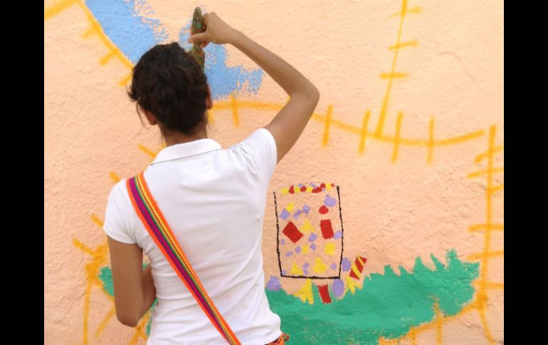 Entre vecinos, artistas y autoridades de la primaria, se estableció previamente el boceto de Tejiendo el Barrio.  /