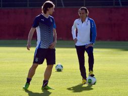 Montolivo y prandelli charlan durante el entrenamiento de Italia. AFP /