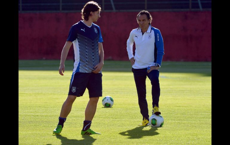 Montolivo y prandelli charlan durante el entrenamiento de Italia. AFP /