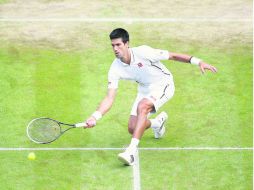 Novak Djokovic llega para regresar la pelota durante su partido en la cancha central. EFE /