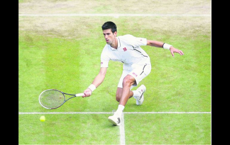 Novak Djokovic llega para regresar la pelota durante su partido en la cancha central. EFE /