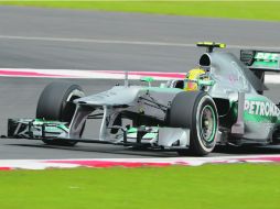 El piloto británico Lewis Hamilton aseguró la posición de privilegio en la última vuelta de la sesión de clasificación. AFP /