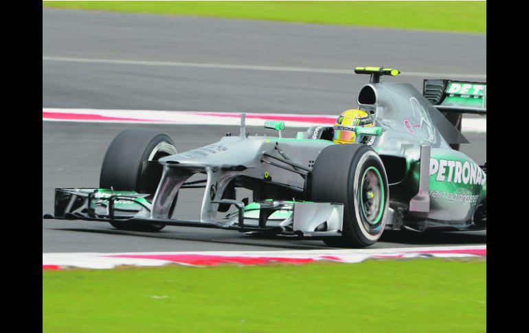 El piloto británico Lewis Hamilton aseguró la posición de privilegio en la última vuelta de la sesión de clasificación. AFP /