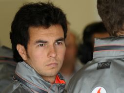 Sergio sale molesto luego de que se cortara su participación en Silverstone. AFP /