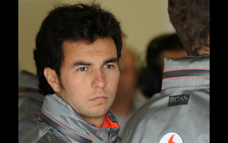 Sergio sale molesto luego de que se cortara su participación en Silverstone. AFP /