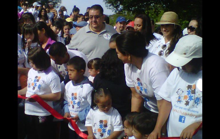 El secretario de Educación, Francisco Ayón, acudió a la caminata pro niños con síndrome de Down.  /