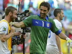 Buffon fue el héroe del partido al atajar tres penales. EFE /