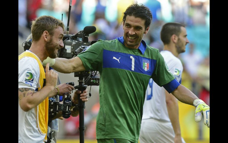 Buffon fue el héroe del partido al atajar tres penales. EFE /