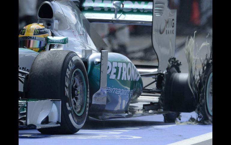 Así quedó por un momento el auto del británico Lewis Hamilton. EFE /