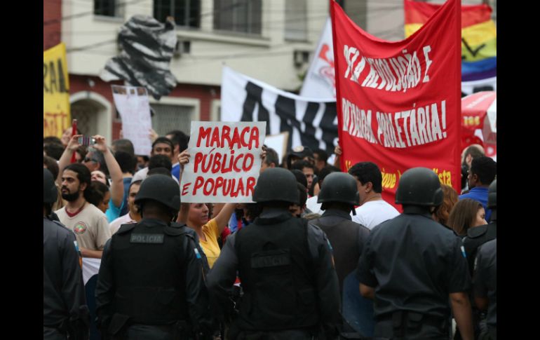 Autoridades mueven un contingente de 10 mil 600 policías para garantizar la seguridad en el estadio. EFE /