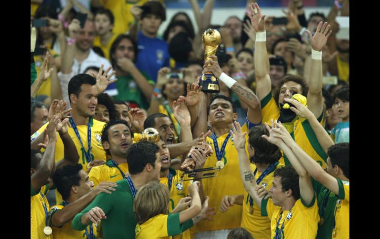 El capitán Thiago Silva levanta el la Copa Confederaciones de la FIFA luego de que Brasil se proclamará campeón. AP /