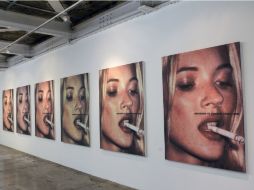 La exposición se compone por una imagen de Kate Moss, impresa en seis versiones diferentes; intervenidas por Büggemann. ARCHIVO /