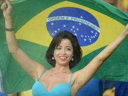 Una aficionada brasileña onda su bandera en las tribunas del Maracaná. AFP /