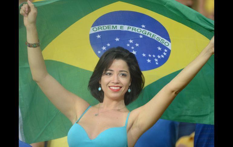 Una aficionada brasileña onda su bandera en las tribunas del Maracaná. AFP /