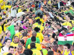 Los aficionados se abalanzaron sobre el técnico y los jugadores para felicitarlos cuando subieron a la tribuna a recoger el trofeo. EFE /