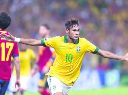 Neymar calló bocas, pasó de ser el blanco de críticas del inicio, a ganar el ''Balón de oro'' como mejor jugador. EFE /