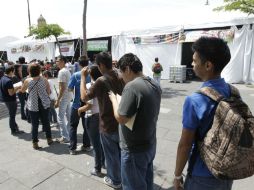 Desde las 09:00 horas de este lunes, hay una larga fila de estudiantes en el módulo de Plaza Liberación. EL INFORMADOR /