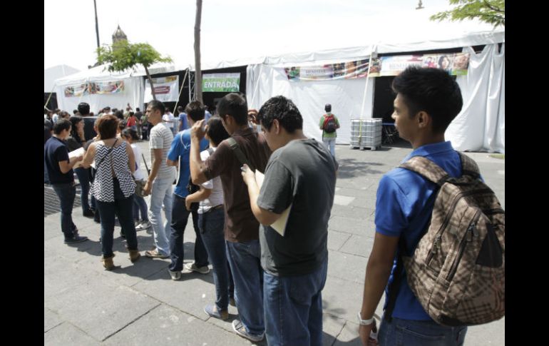 Desde las 09:00 horas de este lunes, hay una larga fila de estudiantes en el módulo de Plaza Liberación. EL INFORMADOR /