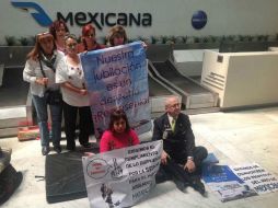 Los manifestantes instalan su plantón en el mostrador de la empresa en la Terminal 1 del AICM. SUN /