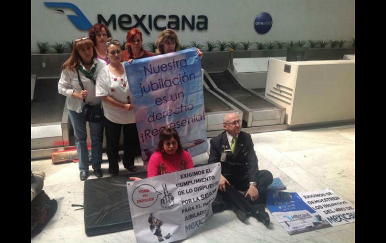 Los manifestantes instalan su plantón en el mostrador de la empresa en la Terminal 1 del AICM. SUN /